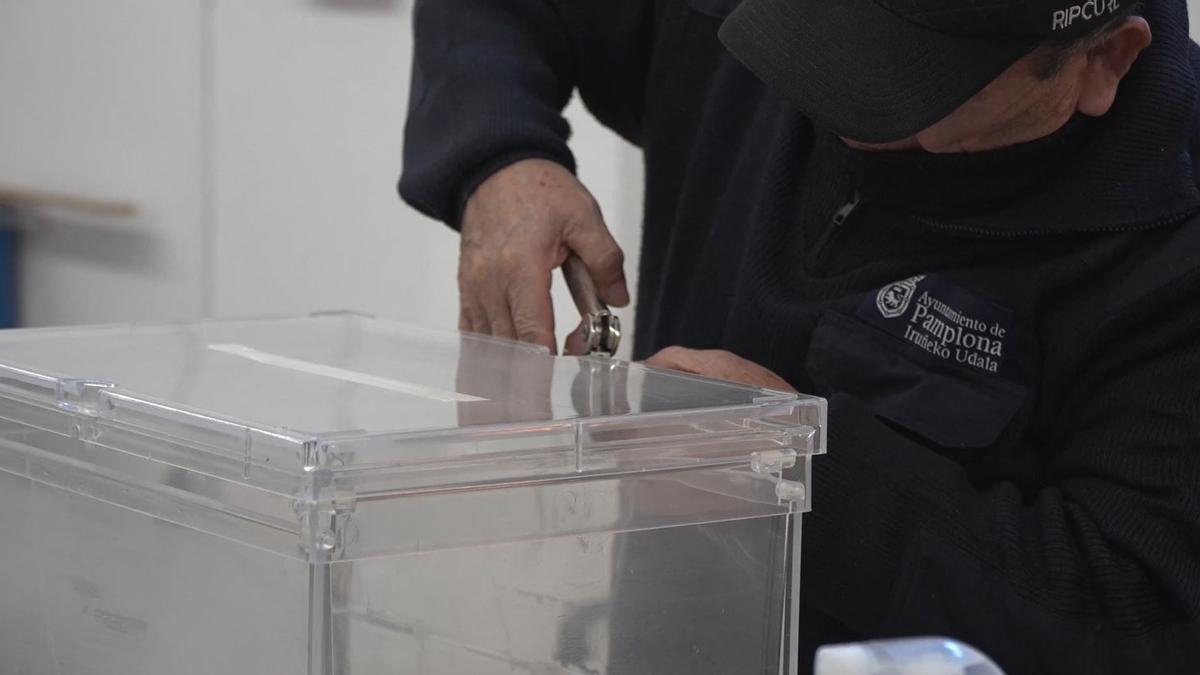 Mantenimiento de las urnas que se utilizarán en las elecciones de mayo