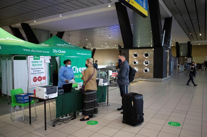 Decenas de vuelos han sido suspendido en el aeropuerto de Cape Town en Sudáfrica donde también se realizan test covid