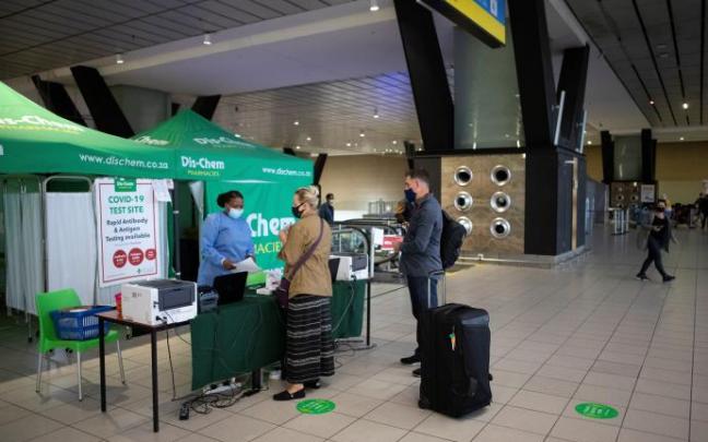 Decenas de vuelos han sido suspendido en el aeropuerto de Cape Town en Sudáfrica donde también se realizan test covid Decenas de vuelos han sido suspendido en el aeropuerto de Cape Town en Sudáfrica donde también se realizan test covid