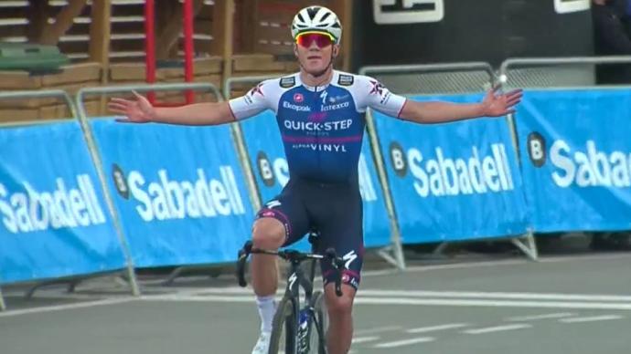 Remco Evenepoel celebra la victoria en la etapa inaugural de la Volta a la Comunitat Valenciana.