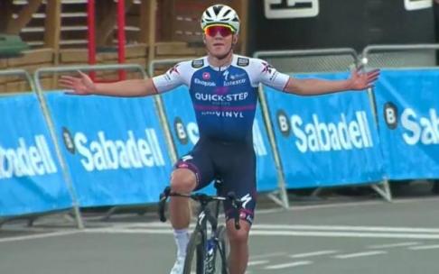 Remco Evenepoel celebra la victoria en la etapa inaugural de la Volta a la Comunitat Valenciana.
