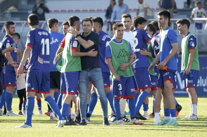 Haritz Mujika saluda a sus jugadores al final del partido ante la Ponferradina, último del Amorebieta en Segunda División.