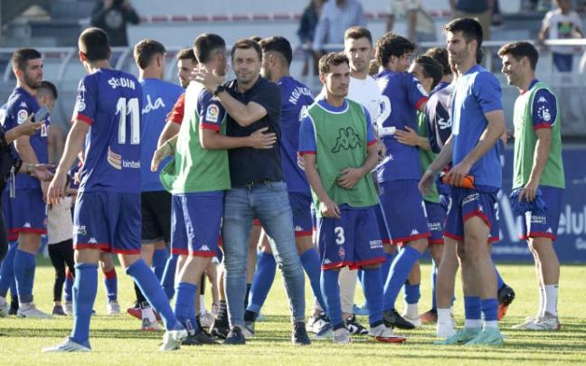 Haritz Mujika saluda a sus jugadores al final del partido ante la Ponferradina, último del Amorebieta en Segunda División. Haritz Mujika saluda a sus jugadores al final del partido ante la Ponferradina, último del Amorebieta en Segunda División.