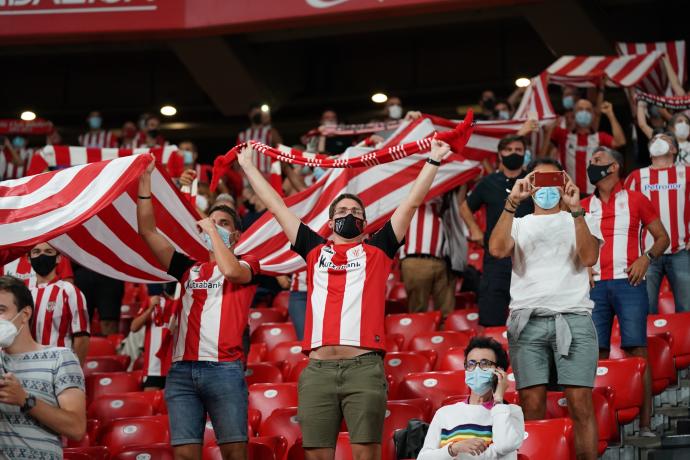 Varios aficionados del Athletic en los prolegómenos del partido de liga entre el conjunto rojiblanco y el Mallorca.