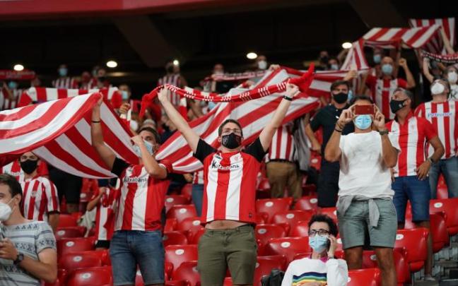 Varios aficionados del Athletic en los prolegómenos del partido de liga entre el conjunto rojiblanco y el Mallorca.
