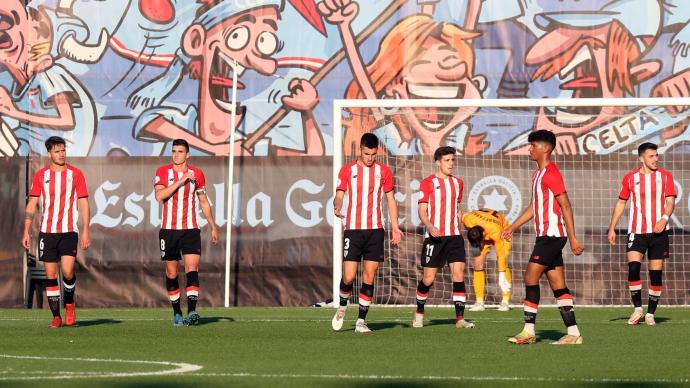 Los jugadores del Bilbao Athletic se lamentan tras encajar un gol del Celta B.