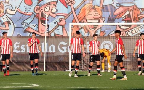 Los jugadores del Bilbao Athletic se lamentan tras encajar un gol del Celta B.
