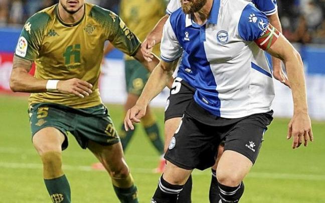 Laguardia controla el balón durante el último choque entre el Alavés y el Betis en Mendizorroza. Foto: I. Foronda