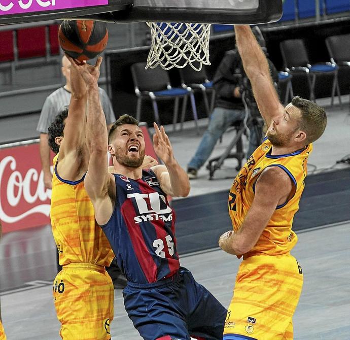 Peters intenta anotar bajo el aro durante un partido de este curso contra el Gran Canaria. Foto: Alex Larretxi