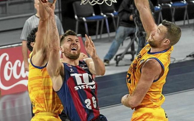 Peters intenta anotar bajo el aro durante un partido de este curso contra el Gran Canaria. Foto: Alex Larretxi