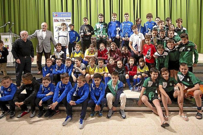 Campeones y subcampeones con los trofeos en la edición de 2019 del Memorial Santi Macaya.