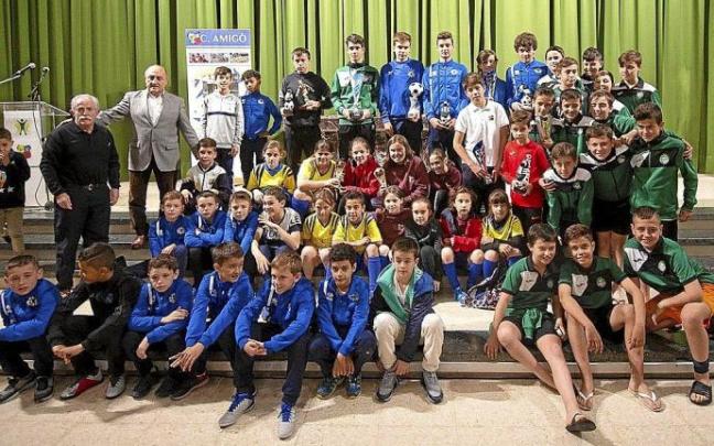Campeones y subcampeones con los trofeos en la edición de 2019 del Memorial Santi Macaya.