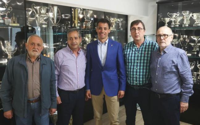 David Blanco, presidente del Patronato desde 2018, flanqueado por Luis Gómez, Fernando Adán, Jesús Ituiño y José Ángel Jiménez, históricos del club. David Blanco, presidente del Patronato desde 2018, flanqueado por Luis Gómez, Fernando Adán, Jesús Ituiño y José Ángel Jiménez, históricos del club.
