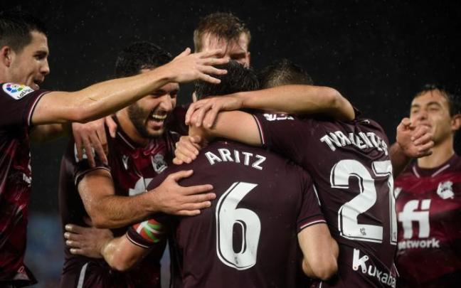 Los jugadores de la Real Sociedad celebran el gol de Elustondo al Celta, con el que el conjunto donostiarra sentenció el partido del jueves en Balaídos.