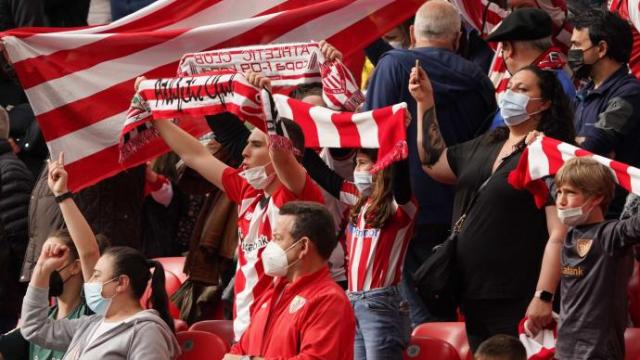 Aficionados del Athletic en las gradas de San Mamés.