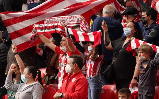 Aficionados del Athletic en las gradas de San Mamés. Aficionados del Athletic en las gradas de San Mamés.