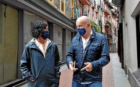La alcaldesa, Olatz Peon, y el concejal de Vivienda, Xabier Balerdi, ayer en la parte vieja de Tolosa. La alcaldesa, Olatz Peon, y el concejal de Vivienda, Xabier Balerdi, ayer en la parte vieja de Tolosa.