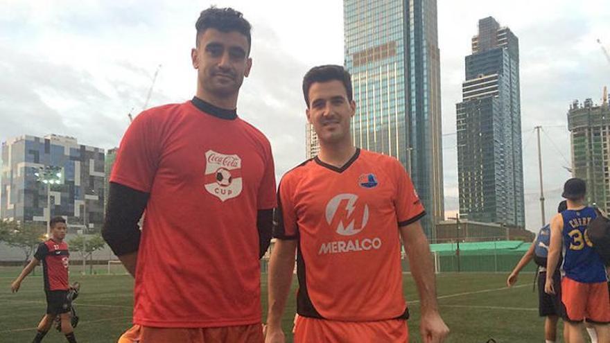 Tommy Trigo y Álvaro Castiella, en un entrenamiento con el Loyola Meralco.
