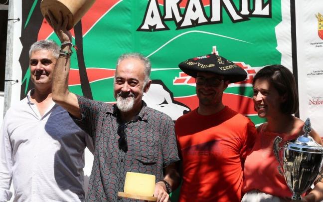 Martín Iturri, de la Cuchara de Martín, y los dueños de la quesería Kortaria, Julen Arburua e Irati Usandizaga