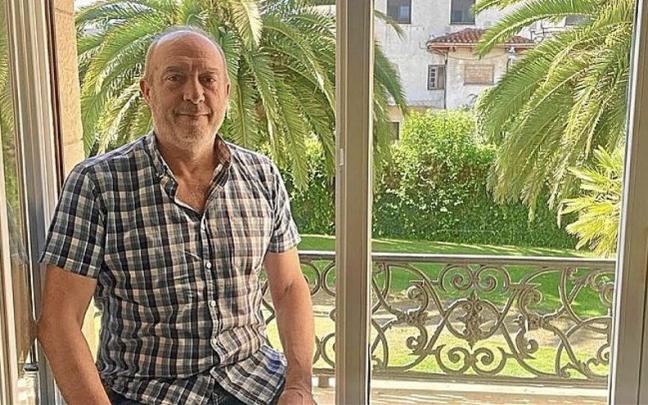 El alcalde Emilio Cigudosa posa en la ventana del despacho de Alcald&iacute;a