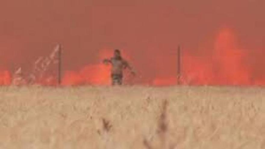 Ángel Martín huyendo de las llamas tras ser sorprendido por el fuego mientras ayudaba en las labores de extinción.