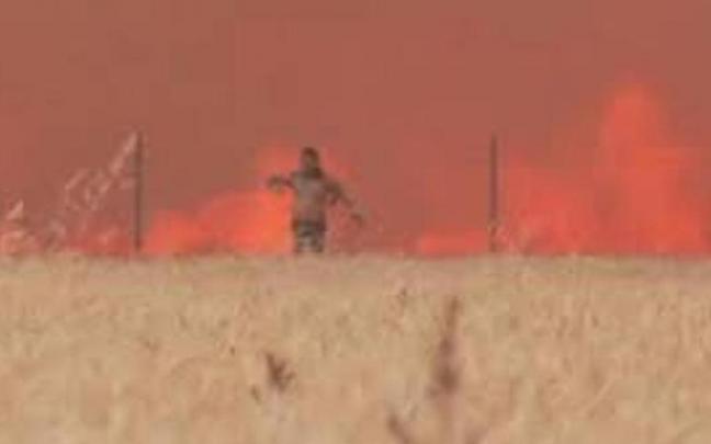 Ángel Martín huyendo de las llamas tras ser sorprendido por el fuego mientras ayudaba en las labores de extinción.