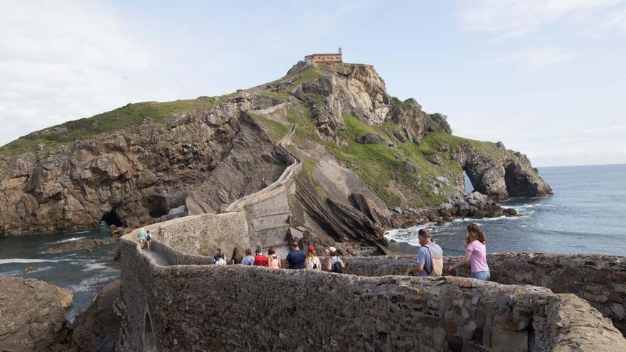 Turistas en San Juan de Gaztelugatxe