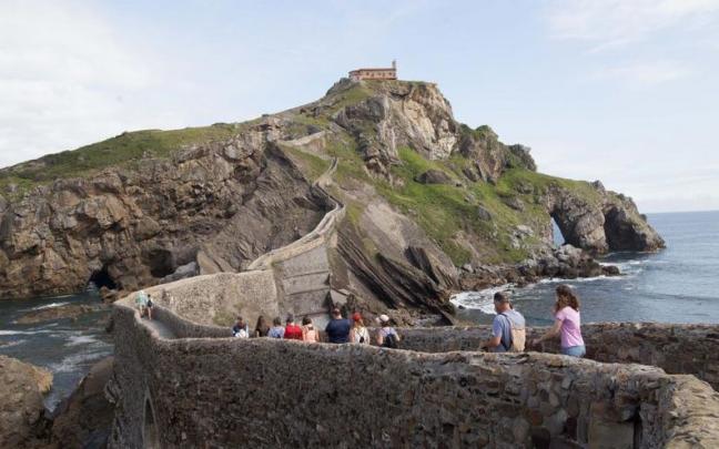 Turistas en San Juan de Gaztelugatxe Turistas en San Juan de Gaztelugatxe