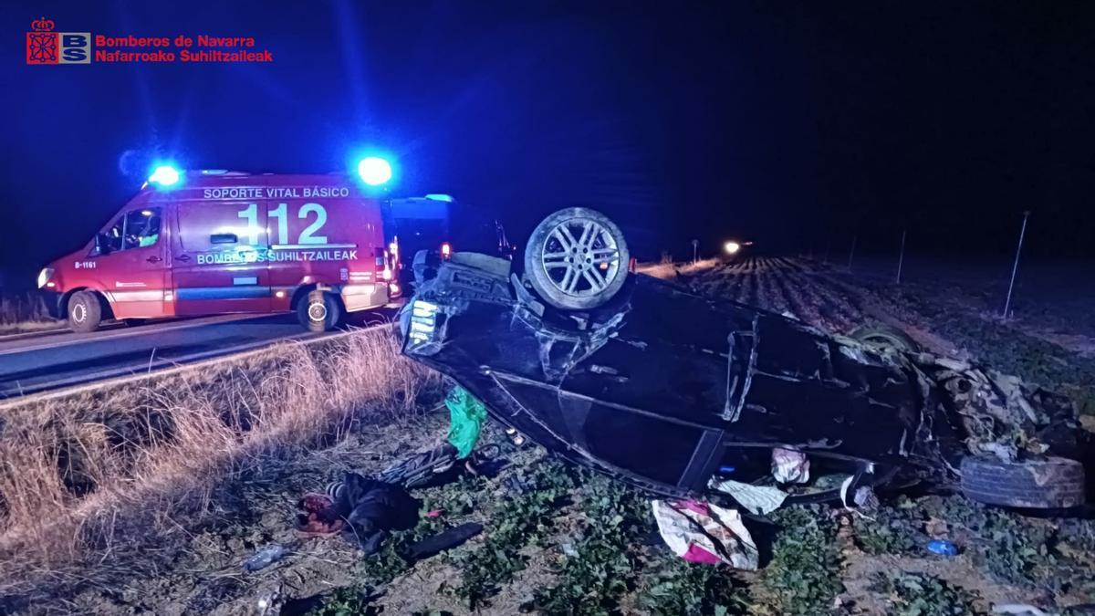 Efectivos de Bomberos llegan al lugar del accidente.