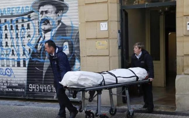 Operarios de la funeraria trasladan el cad&aacute;ver del trabajador accidentado en la calle Prim.