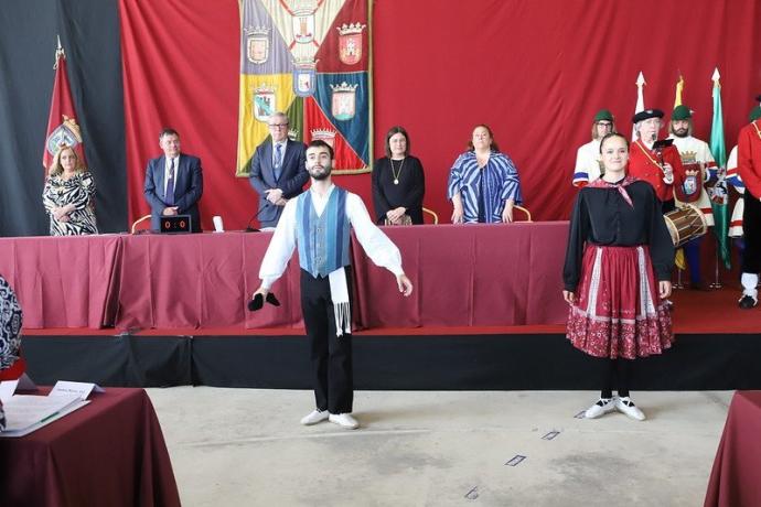 El final del aurresku de saludo a las autoridades en el Pleno de Tierras Esparsas celebrado ayer en Armiñón. Foto: Diputación Foral de Álava / Cedida