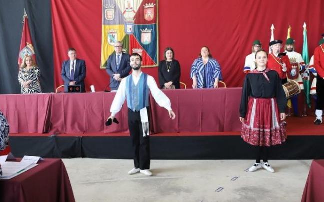 El final del aurresku de saludo a las autoridades en el Pleno de Tierras Esparsas celebrado ayer en Armiñón. Foto: Diputación Foral de Álava / Cedida