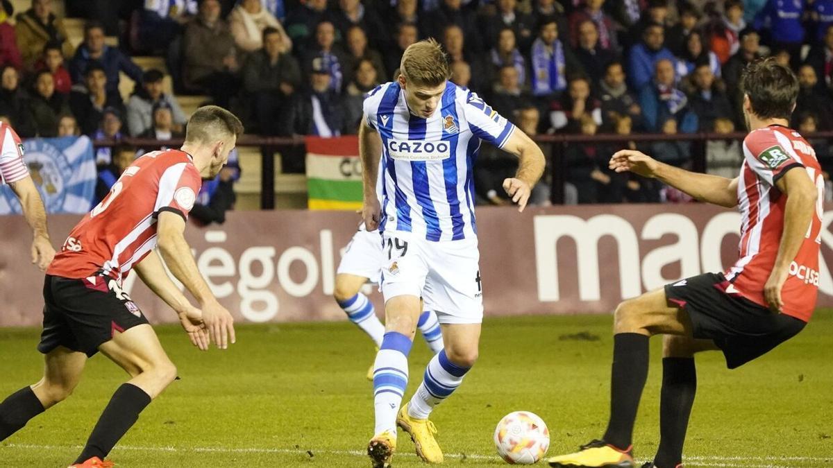 Sorloth trata de zafarse de varios rivales durante el partido de este miércoles.