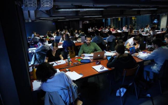 La biblioteca de Azkuna Zentroa es una de las que abre los domingos. La biblioteca de Azkuna Zentroa es una de las que abre los domingos.