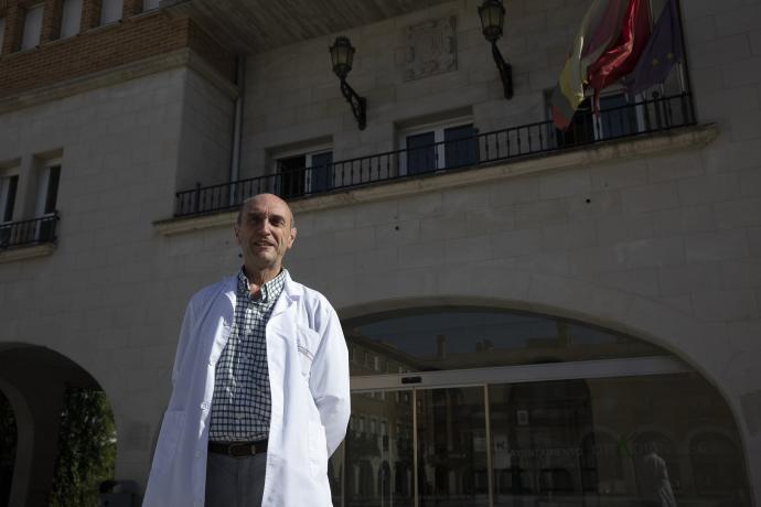 José Luis de Miguel, frente a la Casa Consistorial de Orkoien, desde donde lanzará el chupinazo.