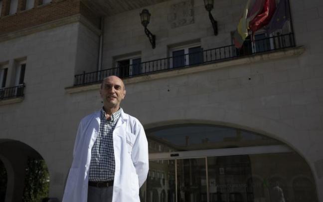 José Luis de Miguel, frente a la Casa Consistorial de Orkoien, desde donde lanzará el chupinazo.