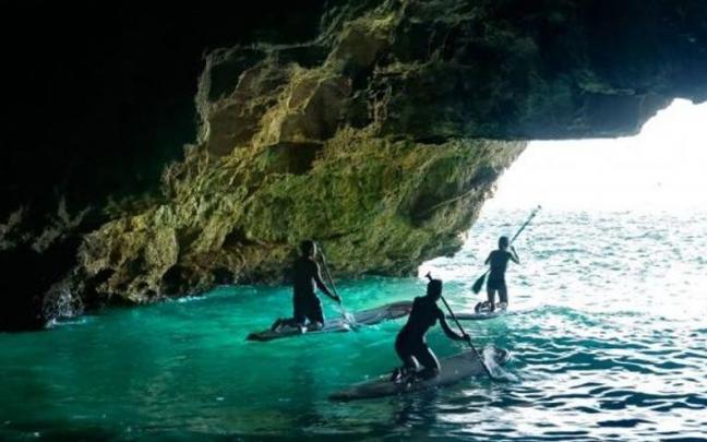 Bañistas disfrutan de la cueva del Llop Marí. Bañistas disfrutan de la cueva del Llop Marí.