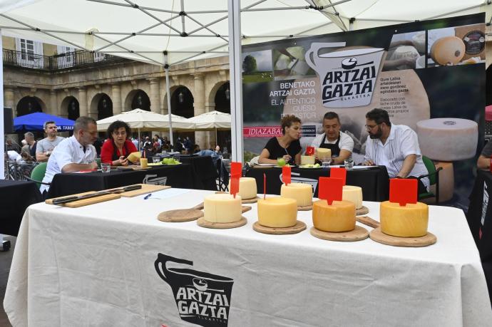 Miembros del jurado examinan los quesos presentados al campeonato.