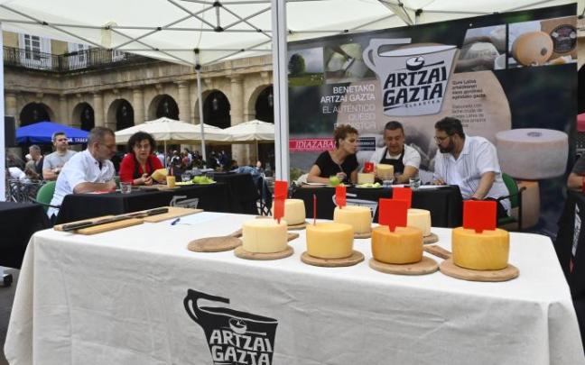 Miembros del jurado examinan los quesos presentados al campeonato. Miembros del jurado examinan los quesos presentados al campeonato.