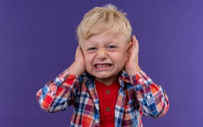 Un niño enfadado y en plena rabieta. Un niño enfadado y en plena rabieta.