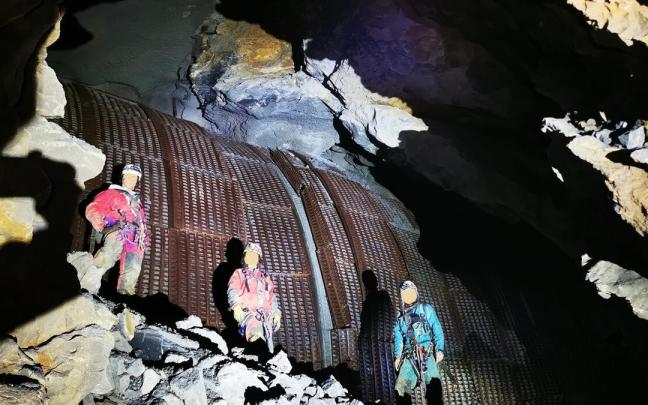Espeleólogos ante la estructura del túnel del TAV Espeleólogos ante la estructura del túnel del TAV