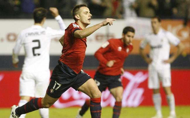 Javier Camuñas, tras marcarle el gol al Real Madrid en El Sadar. Javier Camuñas, tras marcarle el gol al Real Madrid en El Sadar.