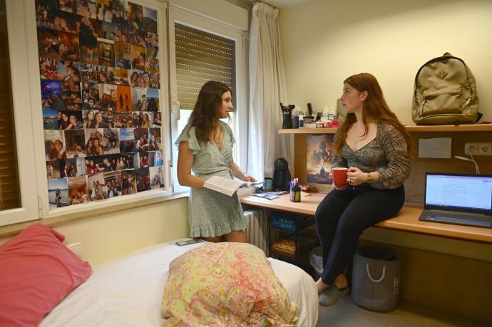 Dos residentes en el colegio mayor Deusto posan en una de las habitaciones que ofrece el centro a los universitarios.