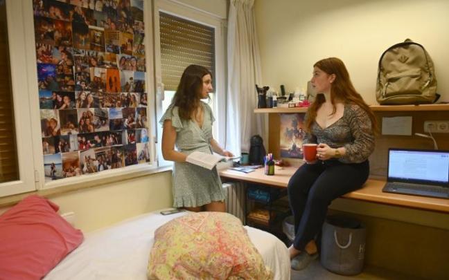 Dos residentes en el colegio mayor Deusto posan en una de las habitaciones que ofrece el centro a los universitarios.
