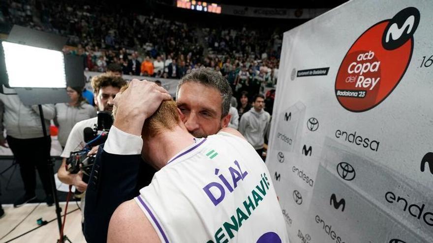 Ibon Navarro se abraza a Alberto Díaz, uno de los referentes del Unicaja, tras proclamarse campeón de la Copa del Rey 2023