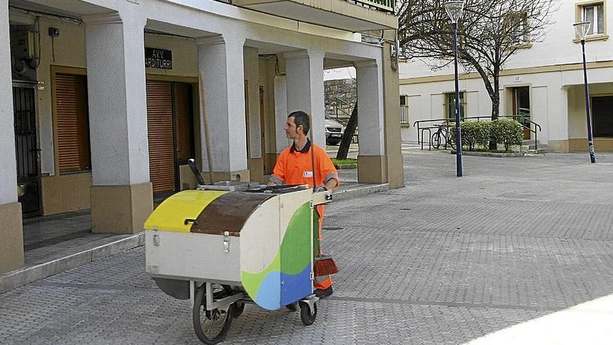 Un operario de limpieza viaria en el barrio Alaberga.