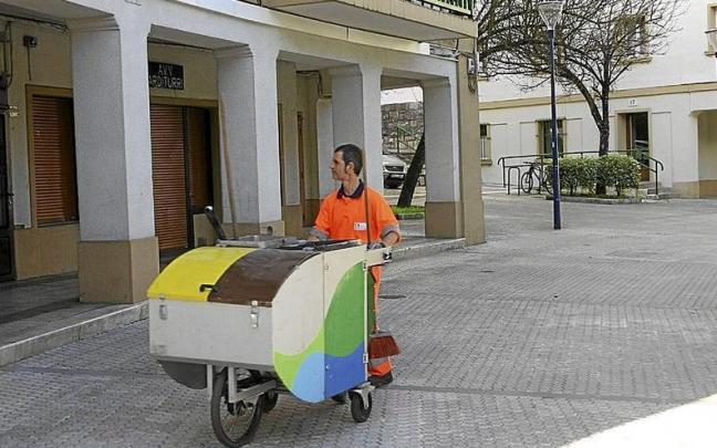 Un operario de limpieza viaria en el barrio Alaberga.