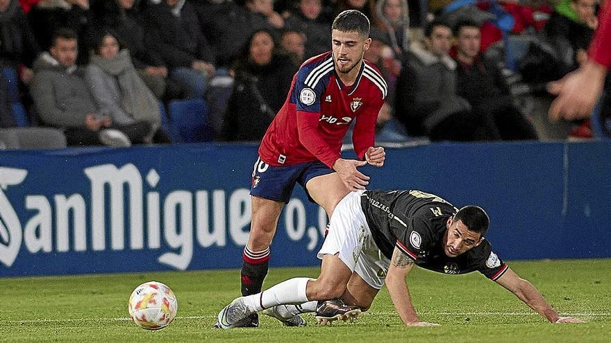 Iker Muñoz pelea por el balón con un jugador de la SD Logroñés.