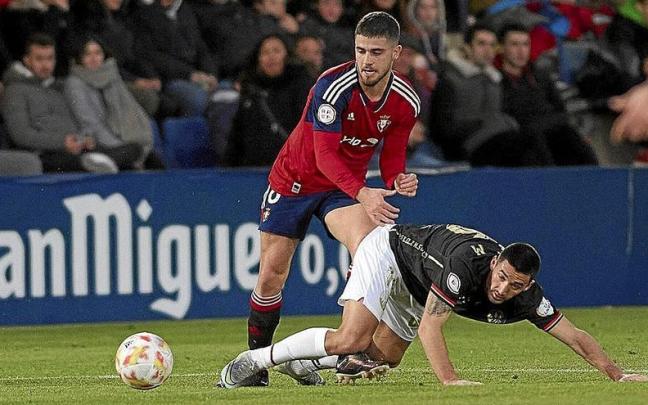 Iker Muñoz pelea por el balón con un jugador de la SD Logroñés.