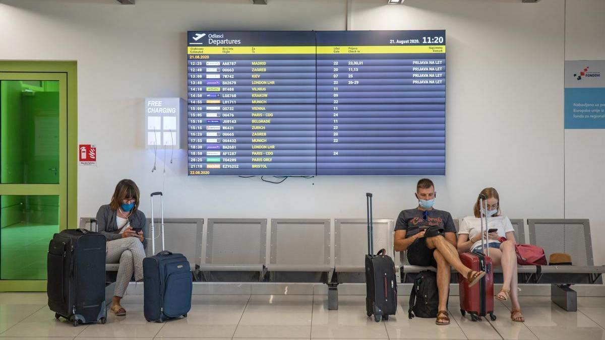 Pasajeros en el aeropuerto de Dubrovnik, Croacia